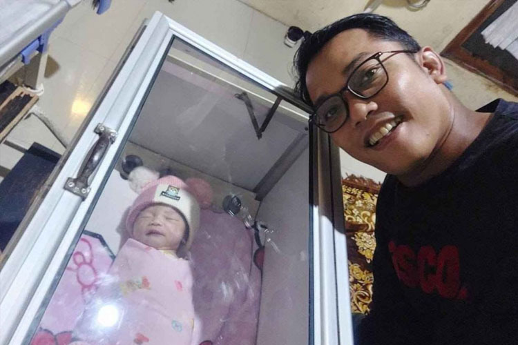 Buah hati Nur Imatus Safitri yang lahir secara caesar dengan bantuan Program JKN. (Foto: AJP TIMES Indonesia) 