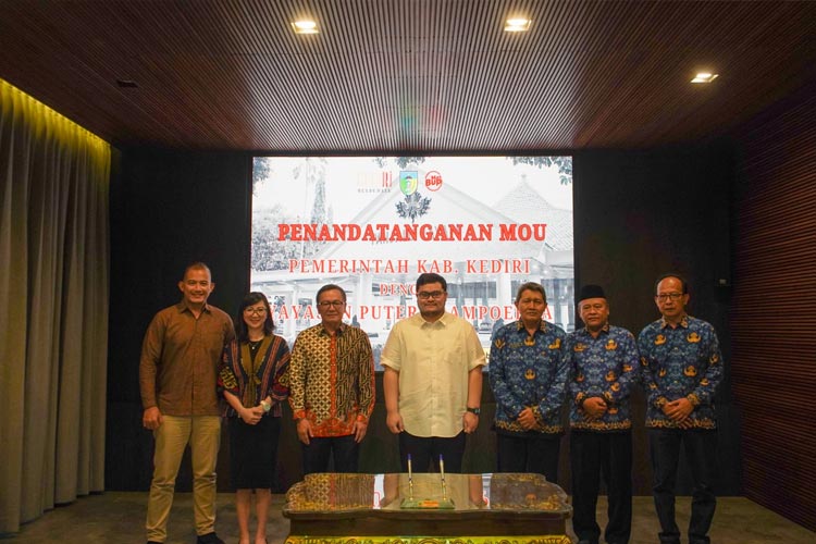 Bupati Kediri bersama Putera Sampoerna Foundation saat kerjasama boarding school (Foto/Diskominfo Kabupaten Kediri)