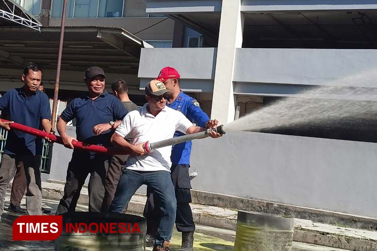 Hendry Arista Saputra, Operational Manager Matos sedang menyimulasikan pemadaman menggunakan selang hydrant box, Rabu (17/5/2023), (foto: Maghrubio Javanoti/TIMES Indonesia)