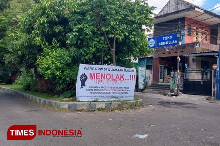 Spanduk protes warga Tlogomas soal dugaan bisnis Open BO yang berjalan di dua penginapan. (Foto: Rizky Kurniawan Pratama/TIMES Indonesia)