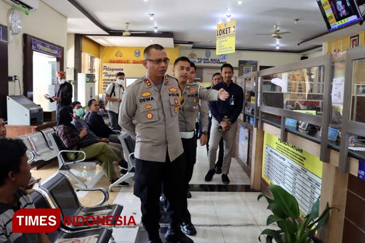 Pastikan Semua Layanan Prima, Wakapolresta Banyuwangi Sidak Kantor Samsat