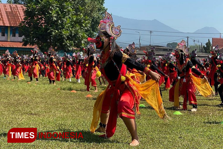 2.023 Pelajar se Pakisaji di Kabupaten Malang Menari Bapang Peringati Hardiknas