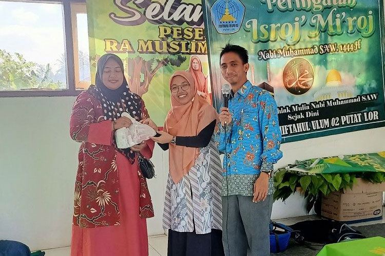 Tim Pengabdi Unisma Malang memberikan pelatihan literasi digital bagi Wali Murid PAUD dan TK di Desa Putat Lor. (FOTO: AJP TIMES Indonesia)
