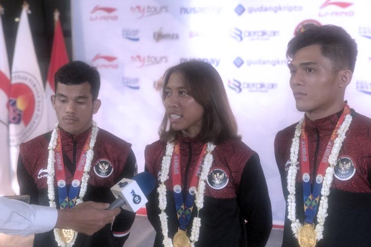 Atlet kickboxing putra Indonesia Abdul Aziz Calim (paling kanan) ketika ditemui awak media di Terminal 3, Bandara Soekarno-Hatta, Rabu (17/5) malam. FOTO: (ANTARA/Zaro Ezza Syachniar)