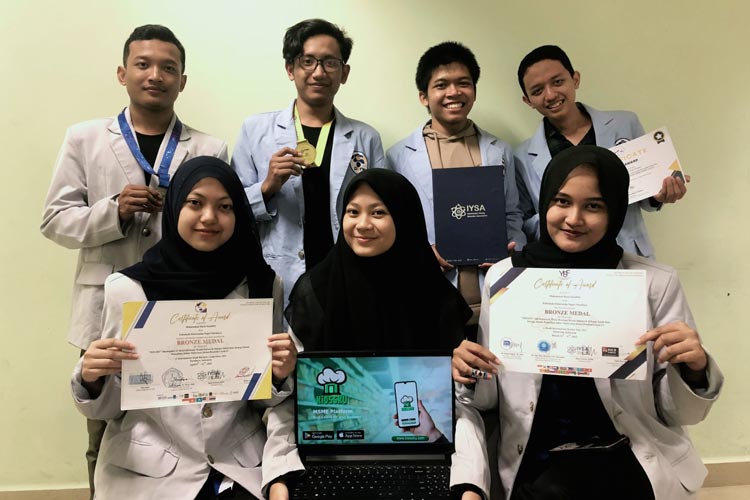 Hariz Izzudin (pakai kacamata), bersama teman-temannya menunjukkan sertifikat penghargaan dari lomba inovasi yang diselenggarakan Malaysia. (FOTO: Hariz Izzudin for TIMES Indonesia)
