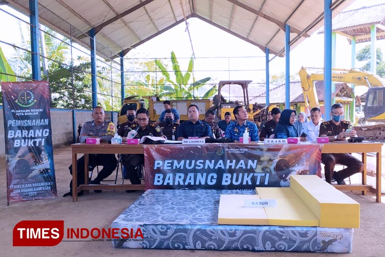 Nampak beberapa kasur busa yang ditetapkan sebagai barang bukti tindak pidana umum siap dimusnahkan Kejari Kota Banjar. (FOTO: Susi/TIMES Indonesia) 