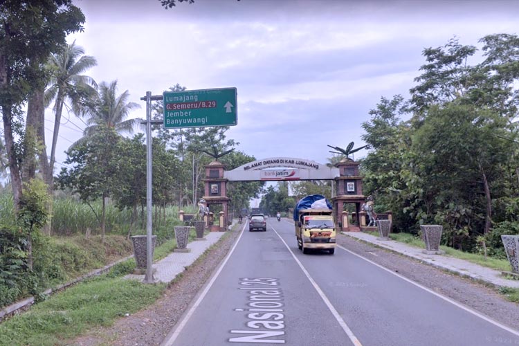 Tugu perbatasan Probolinggo-Lumajang. Pemerintah akan melebarkan jalan nasional Probolinggo-Lumahang menjadi 16 meter (FOTO: Google maps)