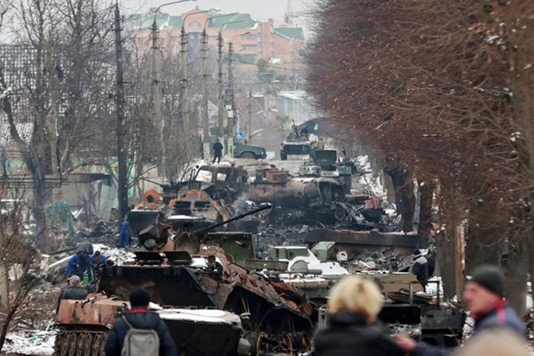 Tampak barisan kendaraan militer yang hancur di sebuah jalan di kota Bucha, di wilayah Kyiv Ukraina, saat invasi Rusia ke Ukraina berlanjut. (FOTO: The Atlantic/Reuters)