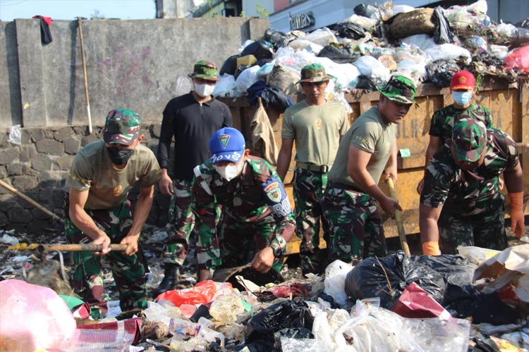 Kodim 0612 Tasikmalaya Gercep Atasi Gundukan Sampah di TPS Pancasila