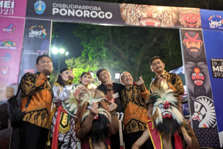 Bupati Sugiri Sancoko saat berada di stand Disbudparpora Ponorogo pada Pameran Jejak Kreatif 2023 di Semarang. (Foto:Marhaban/TIMES Indonesia)