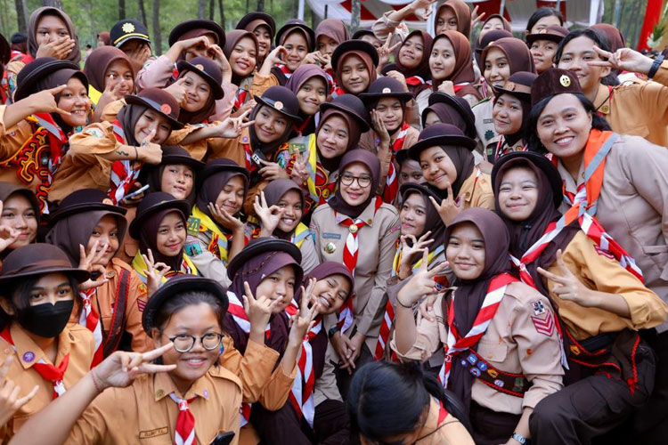 Bupati Banyuwangi, Ipuk Fiestiandani, saat membuka Kemah Bhakti Merajut Harmoni dalam Kebhinekaan di Bumi Perkemahan Wana Jeongmara Campuhan, Songgon. (Foto: Humas Pemkab Banyuwangi)