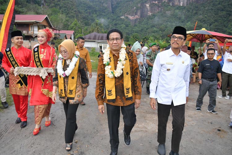 Mendes PDTT Abdul Halim Iskandar didampingi istri saat mengunjungi Kab. Limapuluh Kota. (FOTO: dok. Kemendes PDTT) 