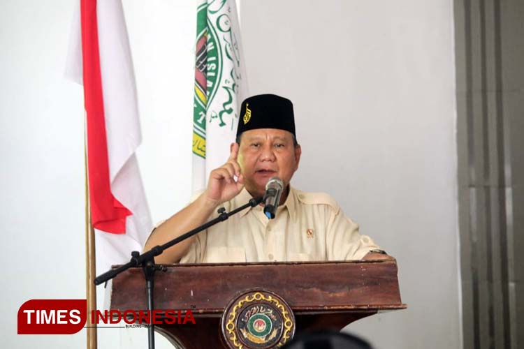 Menhan Prabowo Subianto saat menanamkan semangat kebangsaan kepada ribuan santri PIP Tremas Pacitan, Sabtu (20/5/2023). (FOTO: Yusuf Arifai/TIMES Indonesia) 