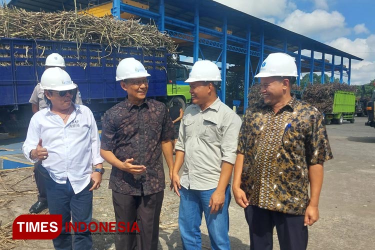 General Manajer Pabrik Gula (PG) Glenmore, Yus Martin, saat memimpin pembukaan giling perdana tebu tahun 2023. (Foto: Ahmad Sahroni/ TIMES Indonesia)