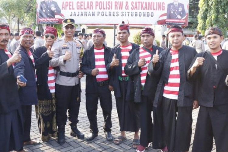 Kapolres Situbondo berfoto bersama Polisi RW yang mengenakan pakaian khas suku Madura. (FOTO: Humas Polres Situbondo for TIMES Indonesia)
