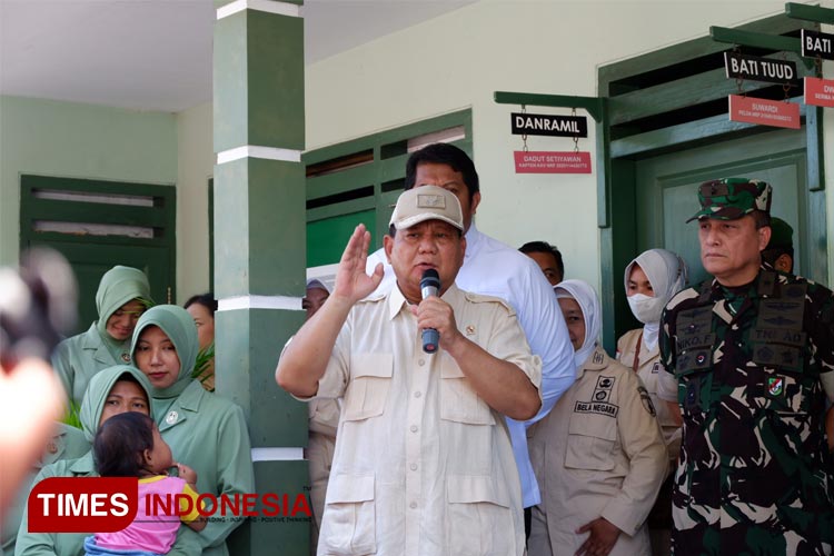 Menhan Prabowo Subianto memberikan arahan dan pesan kepada seluruh prajurit di Koramil 0801/01 Pacitan agar tidak mau diadu domba. (FOTO: Yusuf Arifai/TIMES Indonesia)