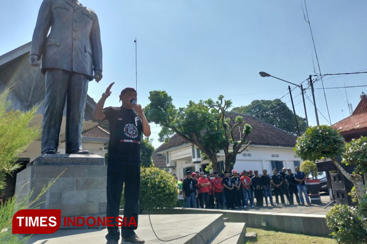 FX Rudy memimpin deklarasi relawan Ganjar Pranowo di Istana Gebang Kota Blitar (Foto: Nur Al Ana/TIMES Indonesia)