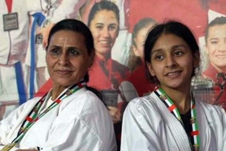 Lintas usia tak menghentikan prestasi ketika nenek-cucu, Geeta Godara dan Ashka Godara  menjadi juara karate Internasional.( FOTO: BBC)