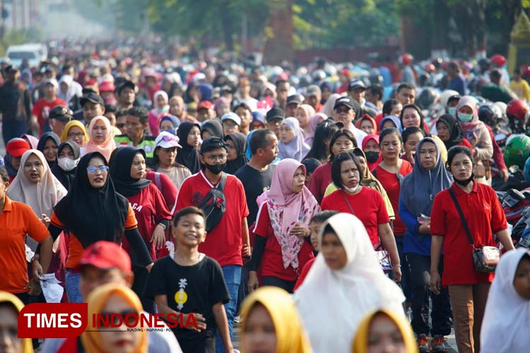 Nuansa jalan sehat bersama ribuan buruh di Kota Mojokerto, Minggu (21/5/2023) (Foto: Dok. Kominfo for TIMES Indonesia)