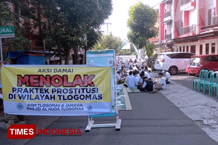 Pasca Penutupan, Warga Gelar Doa Bersama di Depan Penginapan Open BO di Malang