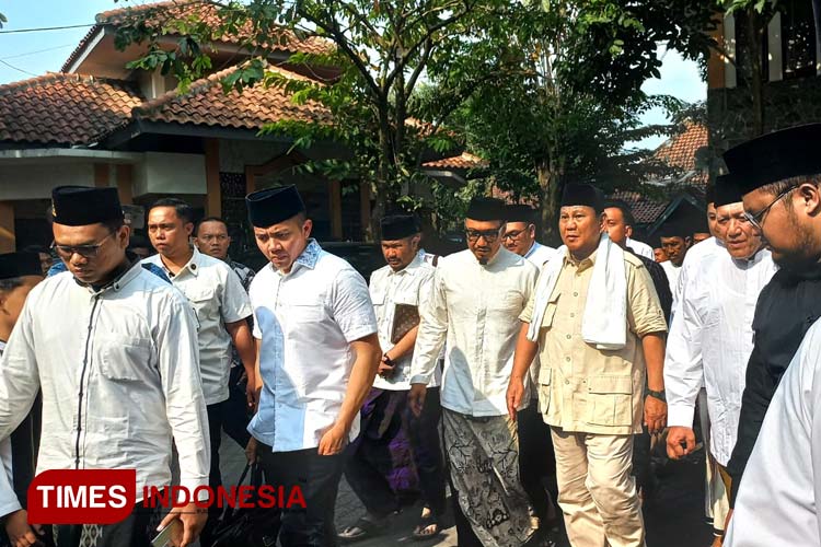 Suasana Menteri Pertahanan (Menhan) Republik Indonesia Prabowo Subianto saat kunjungan kerja ke Pondok Pesantren Tebuireng, Minggu (21/5/2023). (FOTO: Rohmadi/TIMES Indonesia)