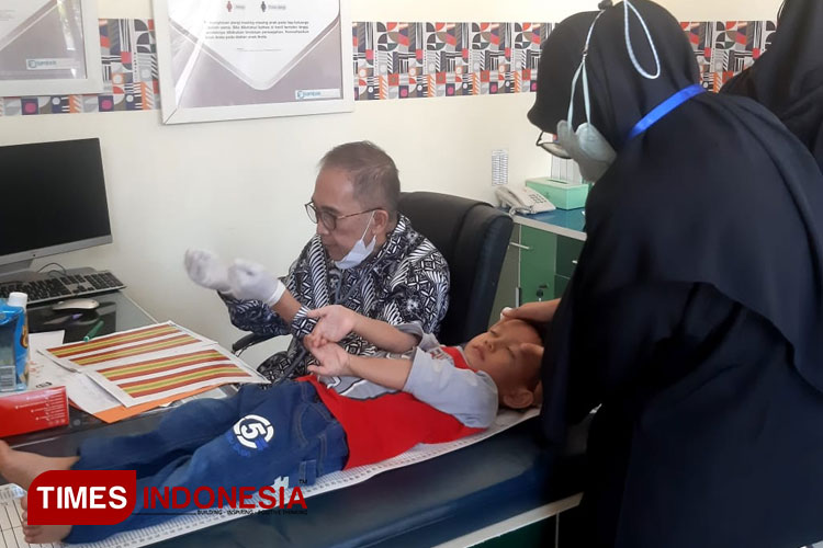 Dokter spesialis RSIA Lombok Dua Dua melakukan skrining tumbuh kembang anak untuk mendeteksi stunting, Minggu (21/5/2023).(Foto : Lely Yuana/TIMES Indonesia)