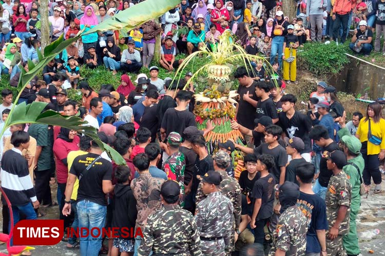 Suasana serunya tradisi tumpengan salah di Desa Galengdowo, Wonosalam, Jombang, Minggu (21/5/2023). (FOTO: Rohmadi/TIMES Indonesia)