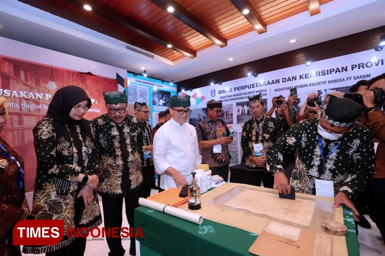 Bupati Banyuwangi, Ipuk Fiestiandani bersama Menpan RB, Abdullah Azwar Anas, saat menghadiri Rakornas Kearsipan 2023. (FOTO: Humas Pemkab Banyuwangi for TIMES Indonesia)