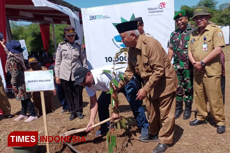 Telkom Indonesia Tanam 10 Ribu Bibit Pohon Produktif di Kabupaten Malang