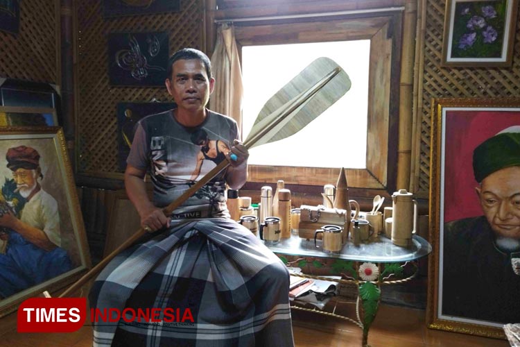 Masrukhan, seniman Mojokerto yang menunjukkan karya Dayung Bambu miliknya di kediaman, Senin (22/5/2023) (Foto: Thaoqid Nur/TIMES Indonesia)