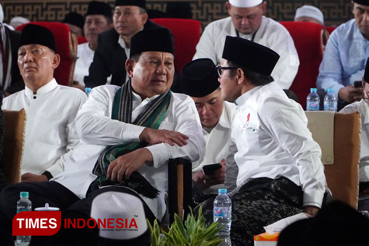 Prabowo Subianto dan Abdul Muhaimin Iskandar saat duduk bersama pada acara Istiqhosah nasional di GOR Bahrul Ulum Tambakberas, Jombang, Minggu (21/5/2023) malam. (FOTO: Maslun/TIMES Indonesia)