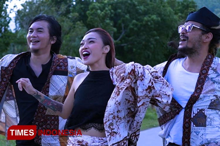 SOS Band Baru Reynold Eks Gitaris Slank Garap Video Klip di Pantai Pulau Merah Banyuwangi