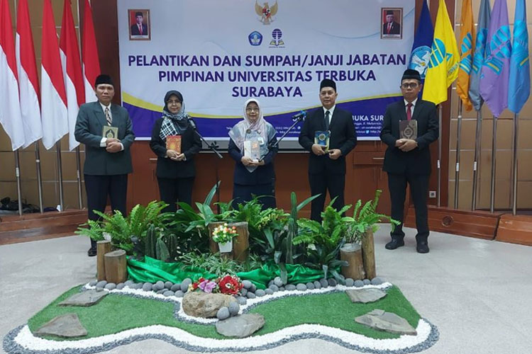 Dari kiri, Drs. Agus Prabowo, S.E.; Pismia Sylvi, S.Si., M.Si.; Dr. Suparti, M.Pd.; Dwianto Asmara, S.Kom.; Drs. Dwi Sambada, S.Pd., M.Pd. (FOTO: AJP TIMES Indonesia)