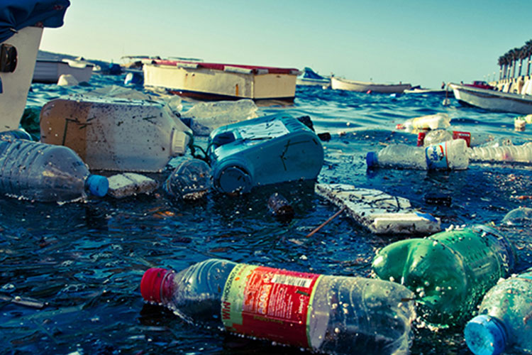 Ilustrasi sampah plastik di laut. (Foto: alainbachellier/flickr.com)