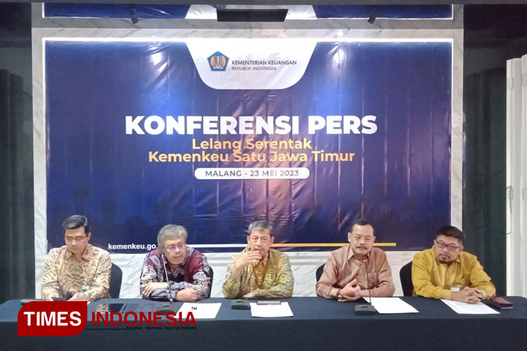 Konferensi pers terkait lelang serentak oleh Kemenkeu satu Jatim, yang di gelar di DJP 3 Jatim, Selasa (23/5/2023). (Foto: Achmad Fikyansyah/TIMES Indonesia)