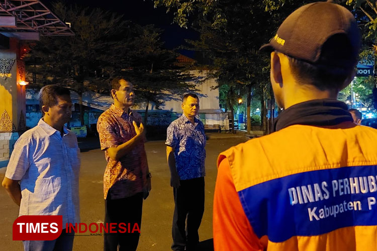 Sekretaris Dinas Perhubungan saat memberikan pembinaan dan koordinasi kepada tim Parkir dari Dishub. (Foto: Rojihan/TIMES Indonesia)