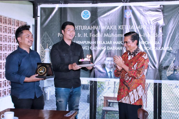 Wakil Ketua MPR RI Fadel Muhammad bertemu dengan Himpunan Pelajar Mahasiswa Indonesia Gorontalo (HPMIG) cabang Yogyakarta. (FOTO: dok HPMIG)