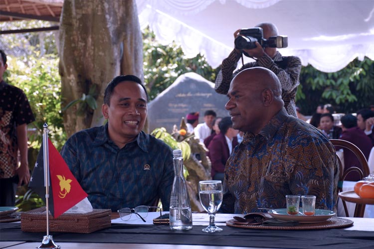 Wakil Ketua BKSAP DPR Putu Supadma Rudana dan Plt Ketua Nasional Parlement of Papua New Guinea (PNG), Hon Johnson Wapunai. (FOTO: Dok: DPR)