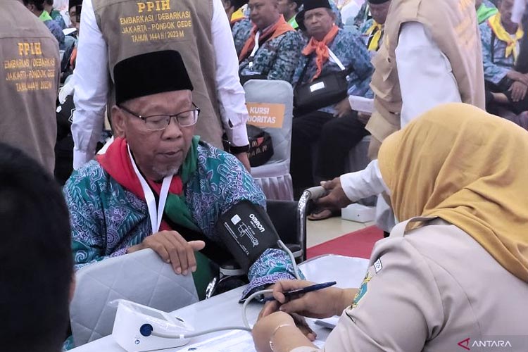 Pemeriksaan kesehatan bagi jemaah haji lansia di Embarkasi Jakarta, Asrama Haji Pondok Gede, Jakarta, Selasa (23/5/23) (FOTO: ANTARA/Sean Filo Muhamad)