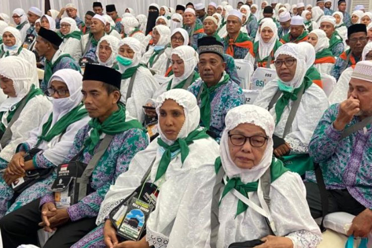 Jamaah calon haji kloter 4 Embarkasi Aceh saat mengikuti acara pelepasan di Asrama Embarkasi Aceh, Banda Aceh, Jumat (17/6/2022). (foto: ANTARA/Khalis Surry)