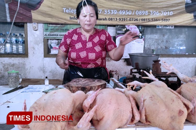 Pedagang daging ayam di Pasar Legi Kota Blitar (FOTO: Nur Al Ana / TIMES Indonesia)