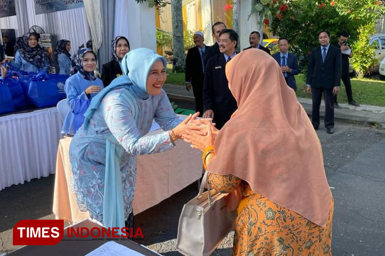 Mintaasih Utami, Spd Kepala SMK Brantas karangkates sumberpucung saat menyambut orang tua para wisudawan, Sabtu (20/5/2023). (FOTO: AJP TIMES Indonesia)