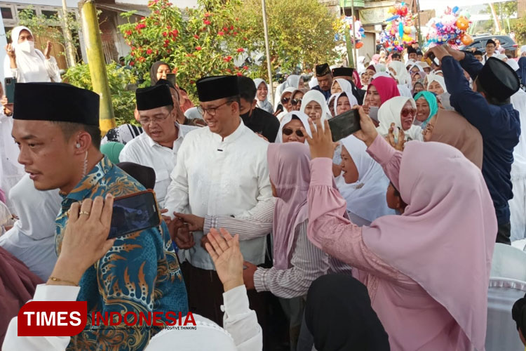 Anies Baswedan ketika disambut jamaah Istigosah di Turen, Kabupaten Malang. (Foto: Binar Gumilang/TIMES Indonesia)