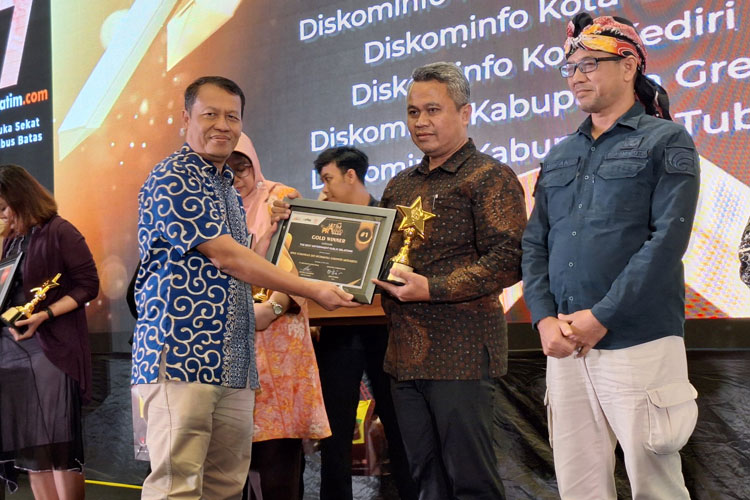 Kepala Dinas Kominfo Kab Mojokerto, Ardi Sepdianto menerima penghargaan Gold Winner kategori The Best Government Public Relation Jatim PR Award 2023, Selasa (23/5/2023) malam. (Dok. Kominfo for TIMES Indonesia)