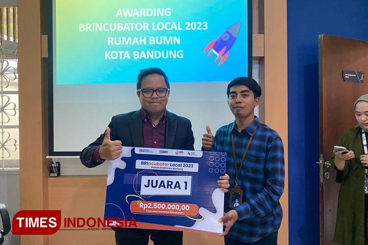 Pemenang Juara 1, Mochamad Indra Yusuf Wahyudin, brand Koku Footwear berfoto bersama koordinator Rumah BUMN Bandung, Supriatna. (Foto: Djarot/TIMES Indonesia)