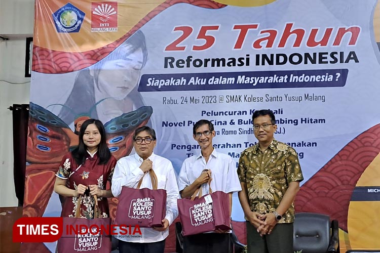 Foto bersama sekaligus pemberian tali asih kepada para pemateri, Rabu (24/5/2023). (FOTO: Rayhan Hafizh Ananda/TIMES Indonesia).