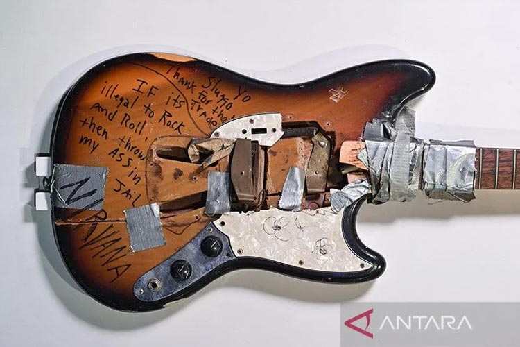 Gitar Fender Mustang 1973 milik penggawa band grunge Nirvana, Kurt Cobain dipamerkan di Hard Rock Cafe Times Square. New York. (ANTARA/REUTERS/Erik Pendzich)