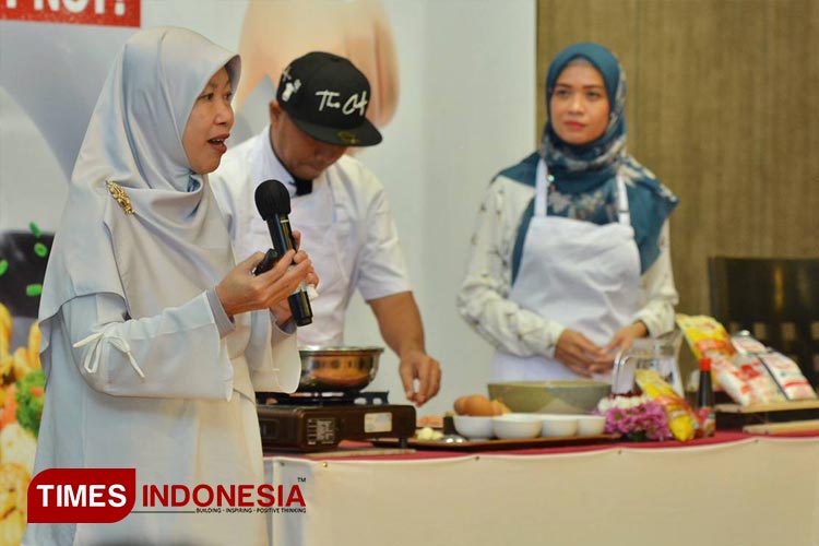 Dosen Teknologi Pangan Institut Pertanian Bogor (IPB) Prof. Dr. Hanifah Nuryani Lioe saat menjadi narasumber dalam acara Cinta Pakai Micin, Why Not? di Surabaya, Rabu (24/5/2023).(Foto: Lely Yuana/TIMES Indonesia).