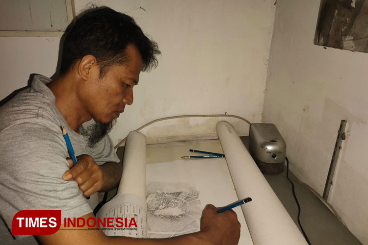 Pelukis asal Malang, Heri Catur Prasetya alias Gombloh. (FOTO: Fazar Dimas/TIMES Indonesia)