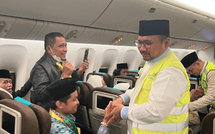 Menag RI Yaqut Cholil Qoumas mengecek langsung ke pesawat yang menerbangkan jemaah kloter pertama. (Foto: MCH 2023 for TIMES Indonesia)